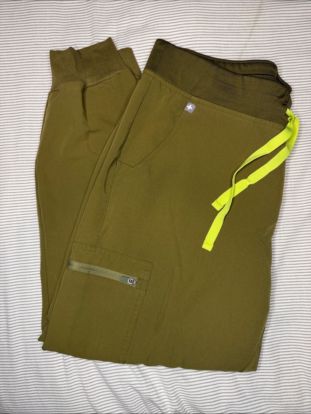 FIGS Zamora Jogger Scrubs - Olive Green